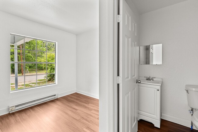 Building Photo - Charming and Newly Renovated 3 Bedroom 1 B...