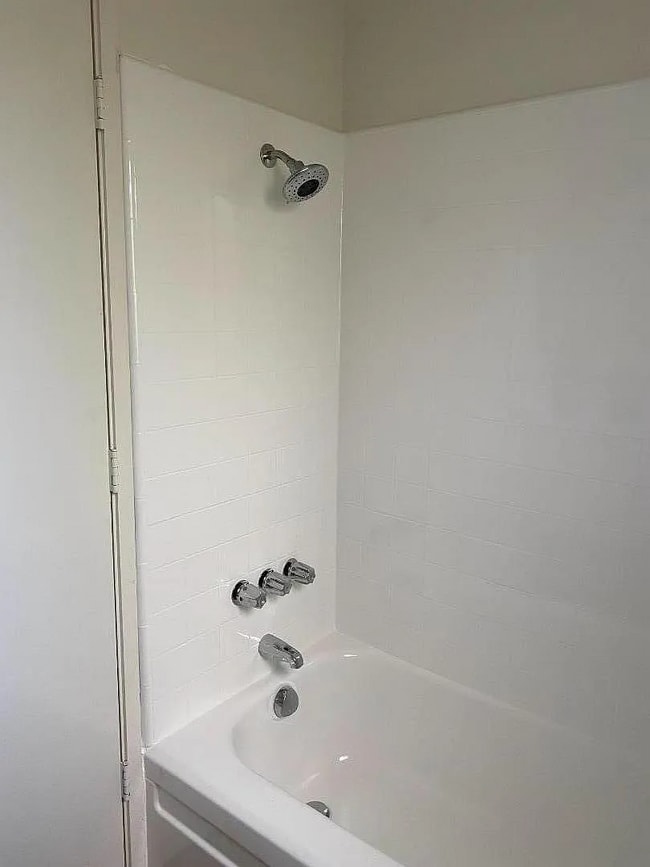 Building Photo - Enjoy this homes convenient location to al...