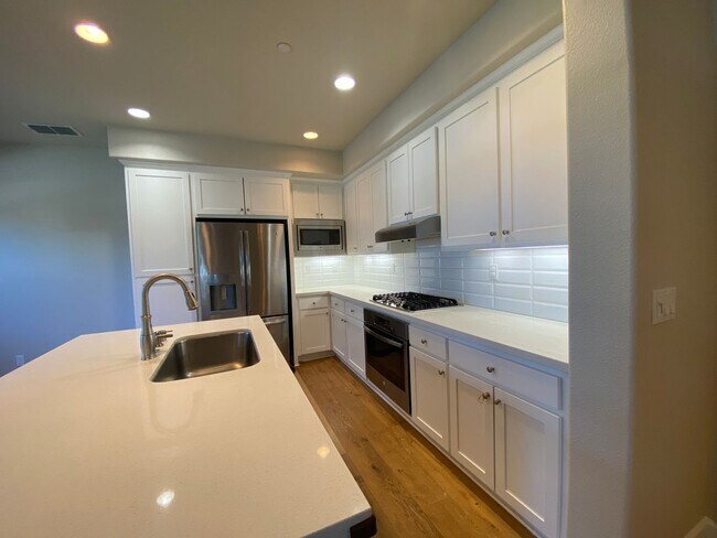 Building Photo - Pleasanton End Unit Andares Townhouse 3 BD...