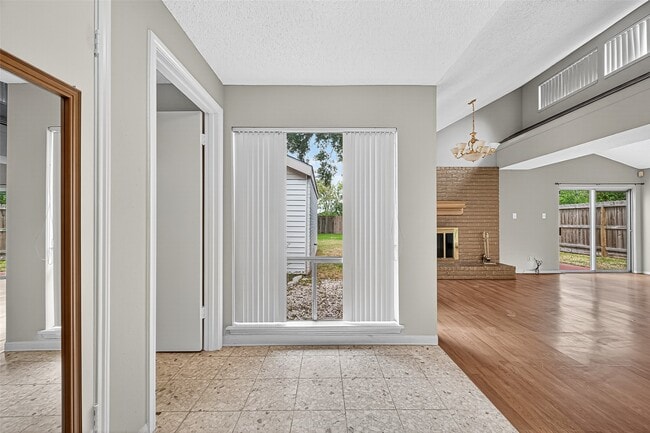 Building Photo - 2042 Hilton Head Dr