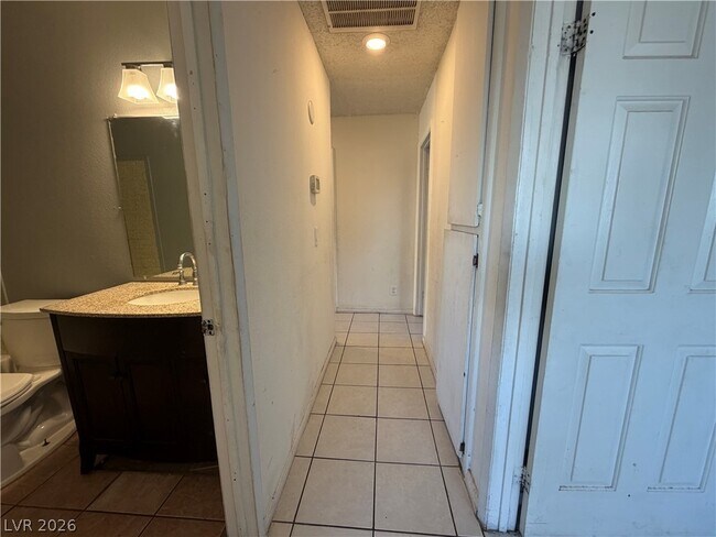 Building Photo - 5971 Vía Capri Dr