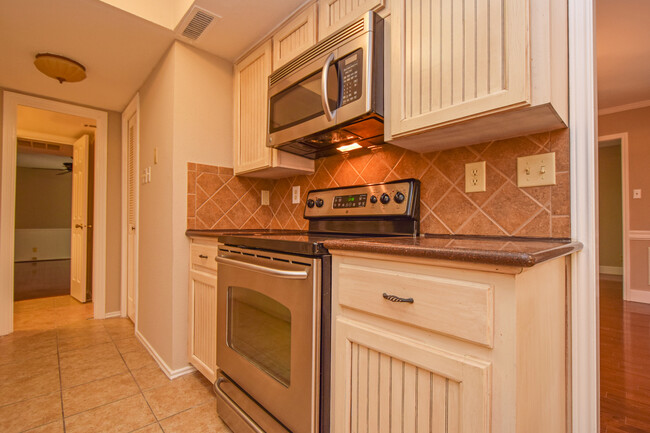 Building Photo - 3 Bedroom Townhouse - Northwest Hills