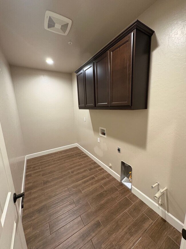 Building Photo - Lovely SE Tulare available now!