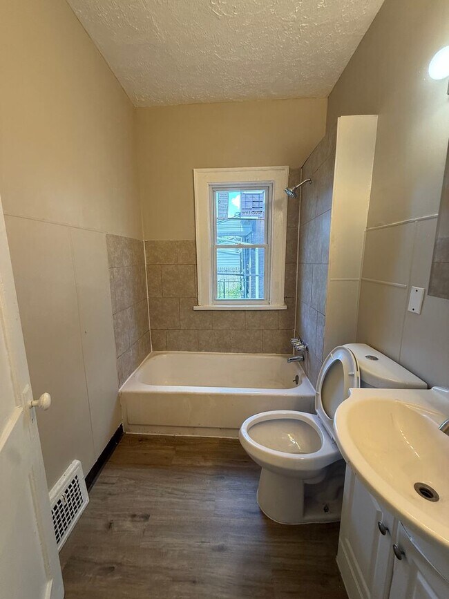 Building Photo - 4bd Single E. 140/kinsman Section 8