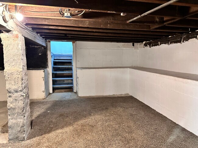 Building Photo - 810 W 2nd St