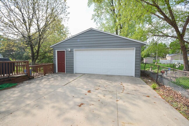 Building Photo - Charming SW Rochester home with fenced yard!