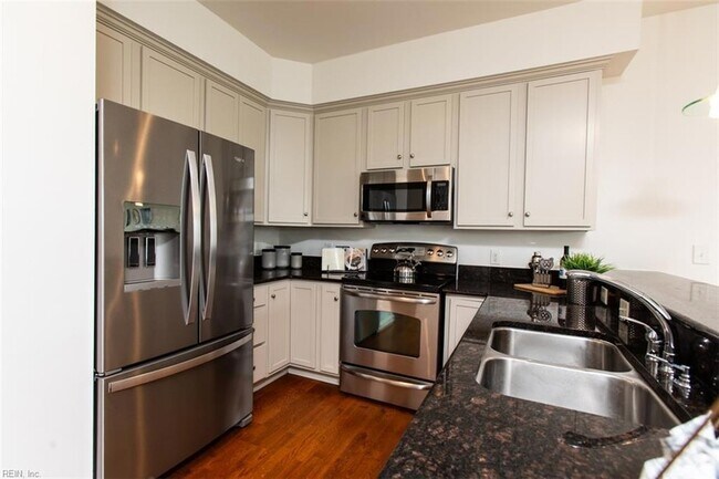 Building Photo - 670 Town Center Dr