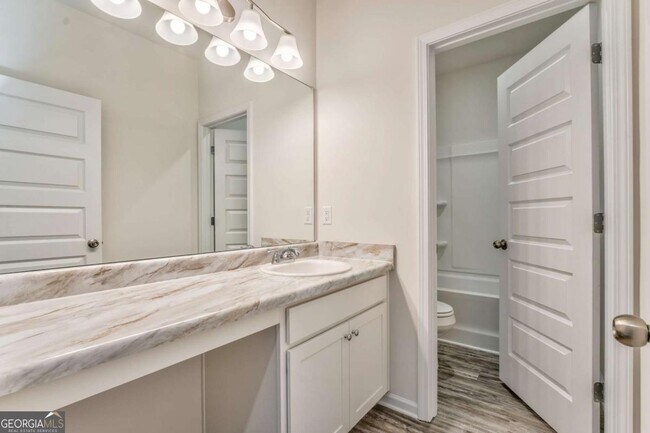 Building Photo - 16 Longbrooke Dr SE