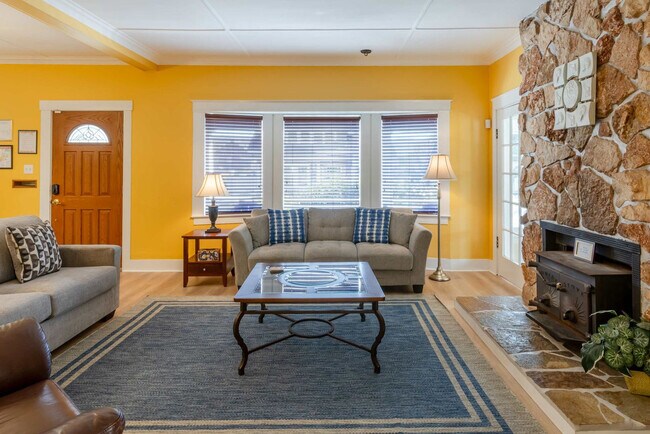 Building Photo - 640 S Columbia St