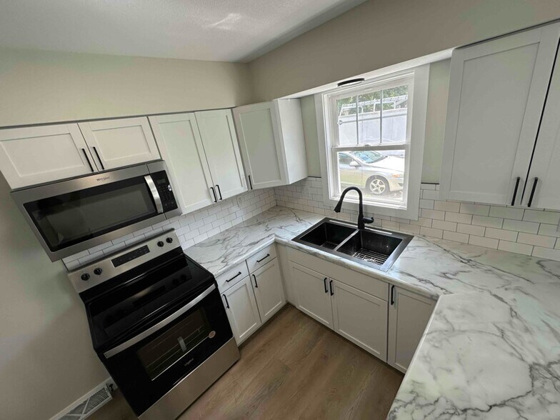 Building Photo - 407 W 65th St