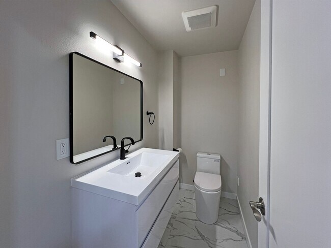Building Photo - Freshly Remodeled 5BR Home in Prime Bellevue Enatai