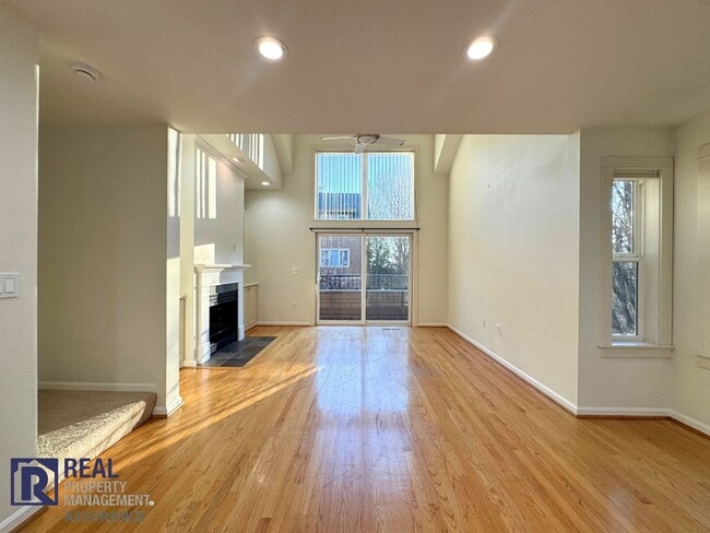 Building Photo - Charming 3BR/2BA End Unit Townhome-Now Available!!