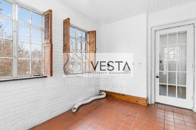 Building Photo - 68 Maple St