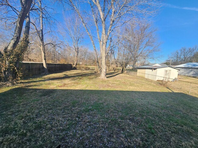 Building Photo - Updated 3 bedroom 1 bath in Shively! Excel...