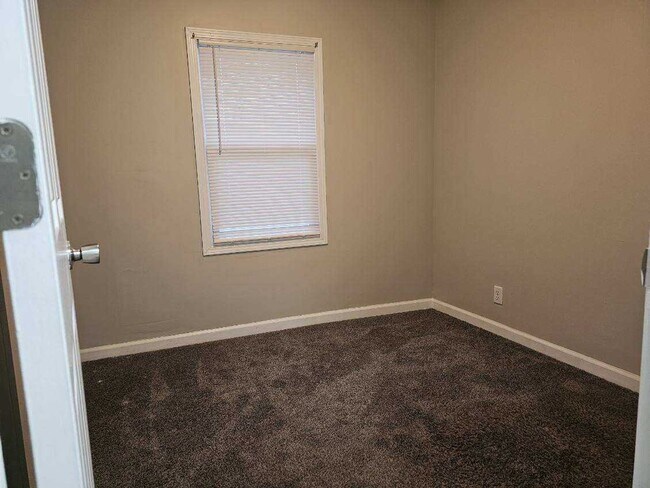 Building Photo - 3 bed 1 bath home for rent!