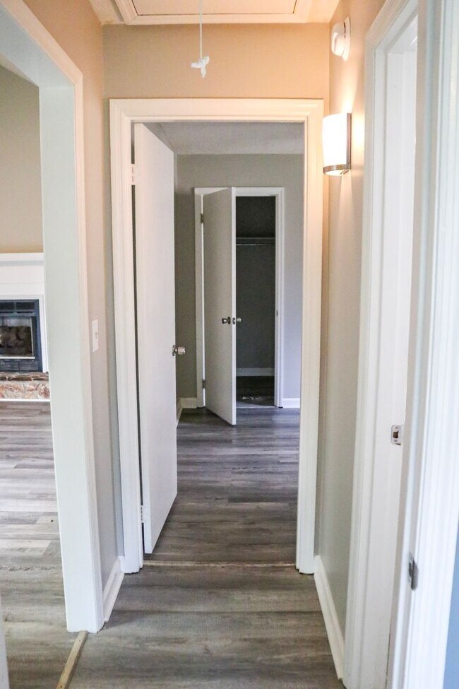 Building Photo - Gated Community Living