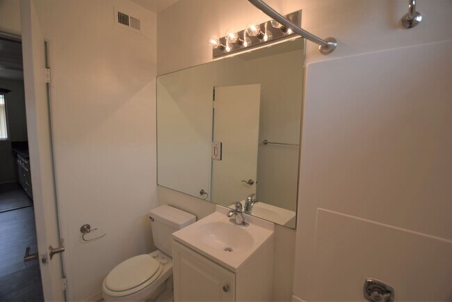 Building Photo - 4565 Hazeltine Ave