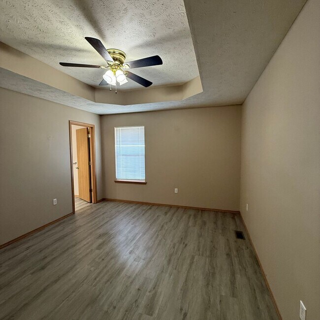 Building Photo - 4 Bedroom Home in Clever