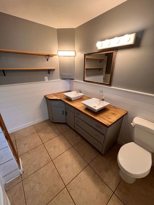 Building Photo - Upgraded 3 bed 2 bath large backyard