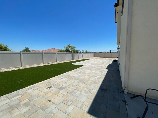 Building Photo - Stunning 4 bedroom home in Vista-With Solar!