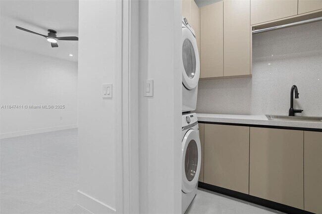 Building Photo - 917 SW 78th Pl
