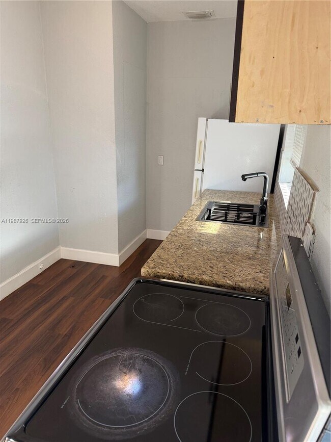 Building Photo - 217 E 48th St