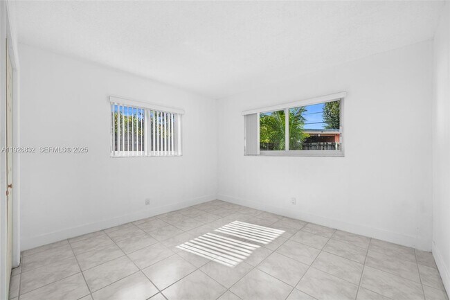 Building Photo - 3925 NW 19th Ave