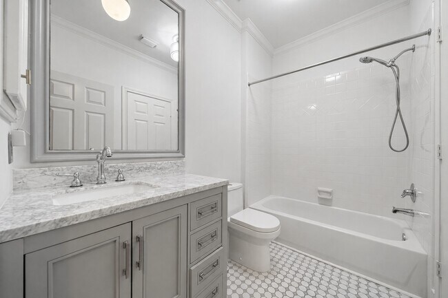 Building Photo - 5136 Chevy Chase Dr