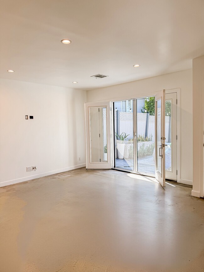 Building Photo - 3809 Floral Dr