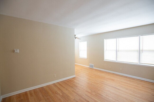 Building Photo - 1323 E Colorado St