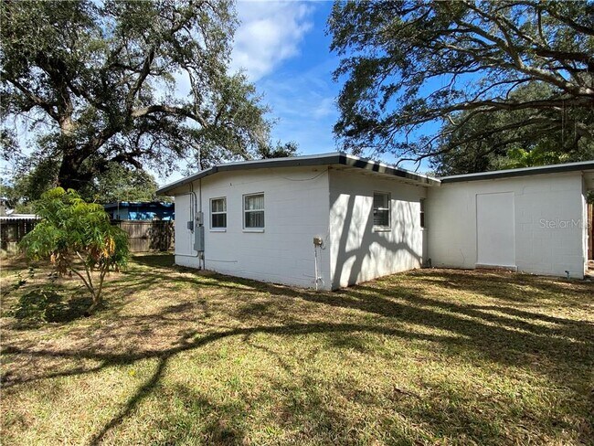 Building Photo - 460 Card Ave