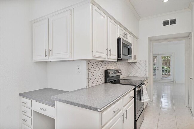 Building Photo - 9400 Doliver Dr
