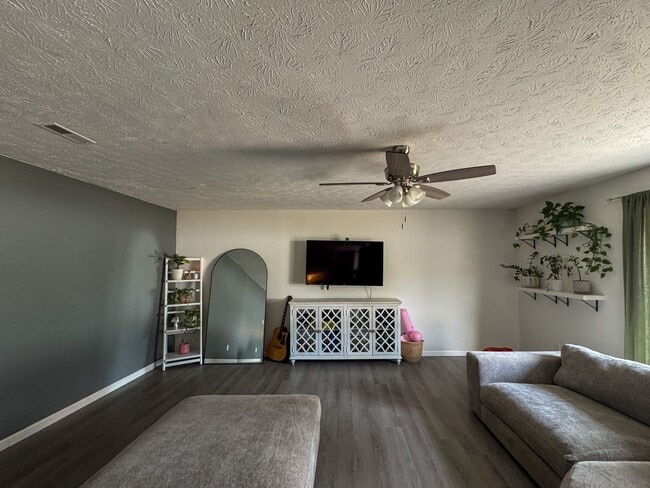 Building Photo - Charming 3 Bed 2 Bath Home with Fenced Yard