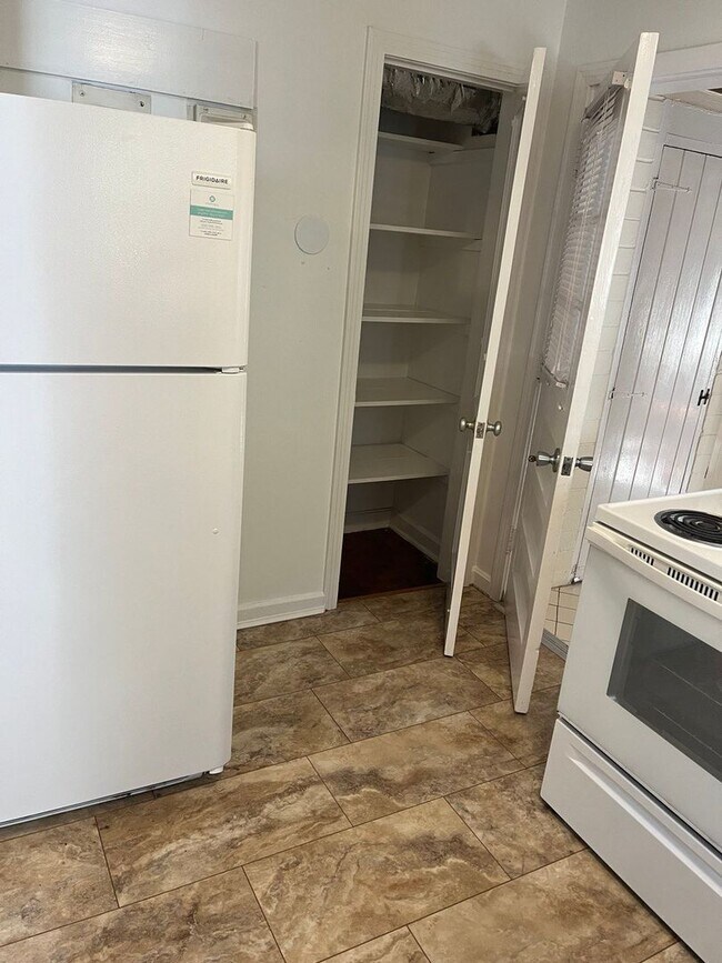 Building Photo - 4 bedrooms and 3 baths near UF campus