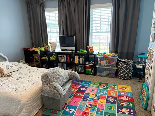 Building Photo - 4 Bedroom Home with Garage & Convenient ac...