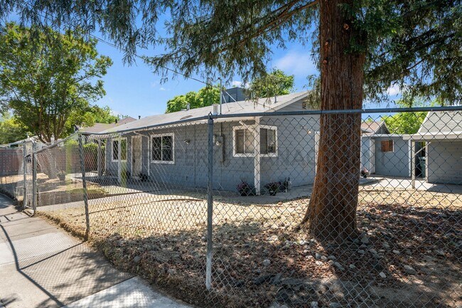 Building Photo - Updated 3-Bed, 2-Bath Bungalow on Spacious...