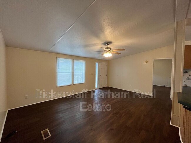 Building Photo - 16 Lake Vista Dr