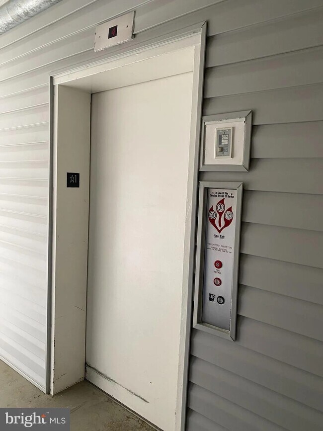 Elevator - 3178 Summit Square Dr