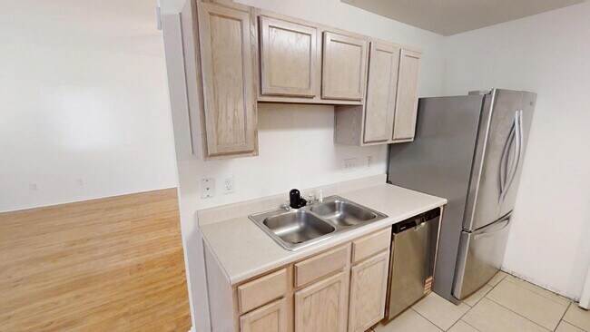 Building Photo - This spacious 4 bedroom, 2 bathroom home is waiting for you!