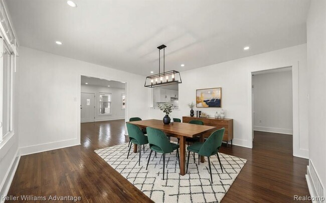 Building Photo - 1975 Gladstone St