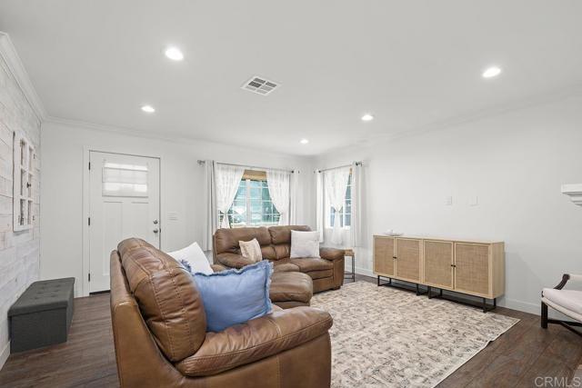 Building Photo - 586 Del Mar Ave