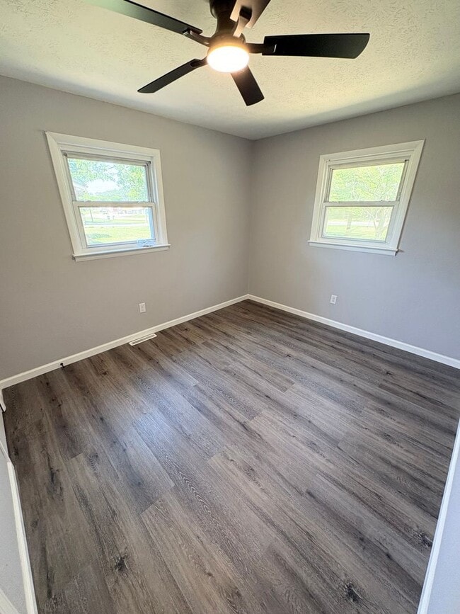 Building Photo - Spacious & Updated 4 Bedroom Home!