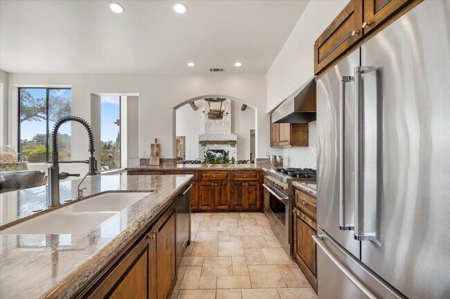 Building Photo - 6750 Golden Pheasant Ln