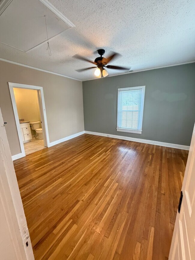 Building Photo - Charming & Spacious 3-Bedroom Home with a Large Fenced Yard!
