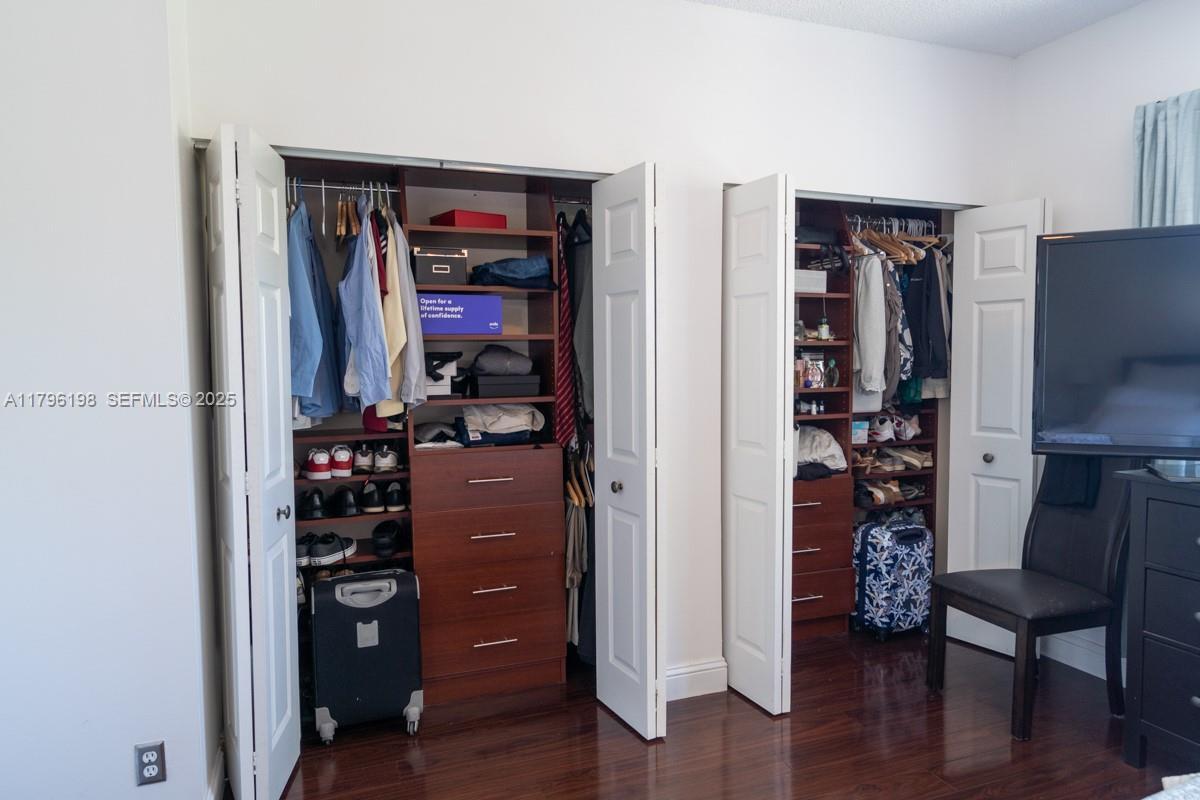 Building Photo - 1999 Madeira Dr