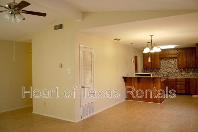 Building Photo - 2410 Comanche Trl
