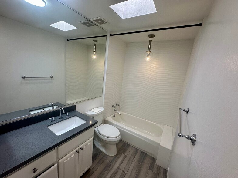 Building Photo - 700 Westmount Dr