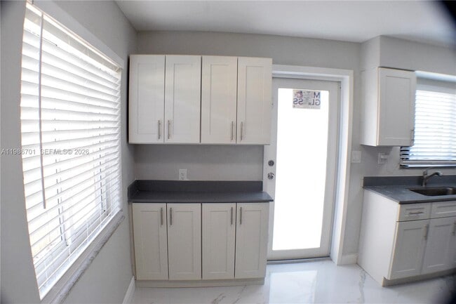 Building Photo - 622 NE 6th St