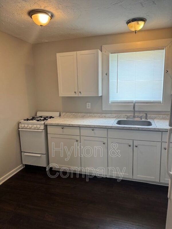 Building Photo - 1703 Lamb Ave