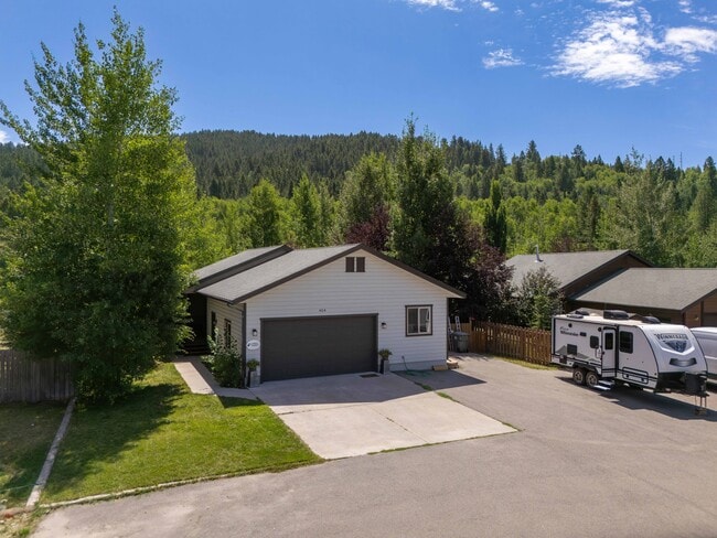 Building Photo - 404 Snake River Dr